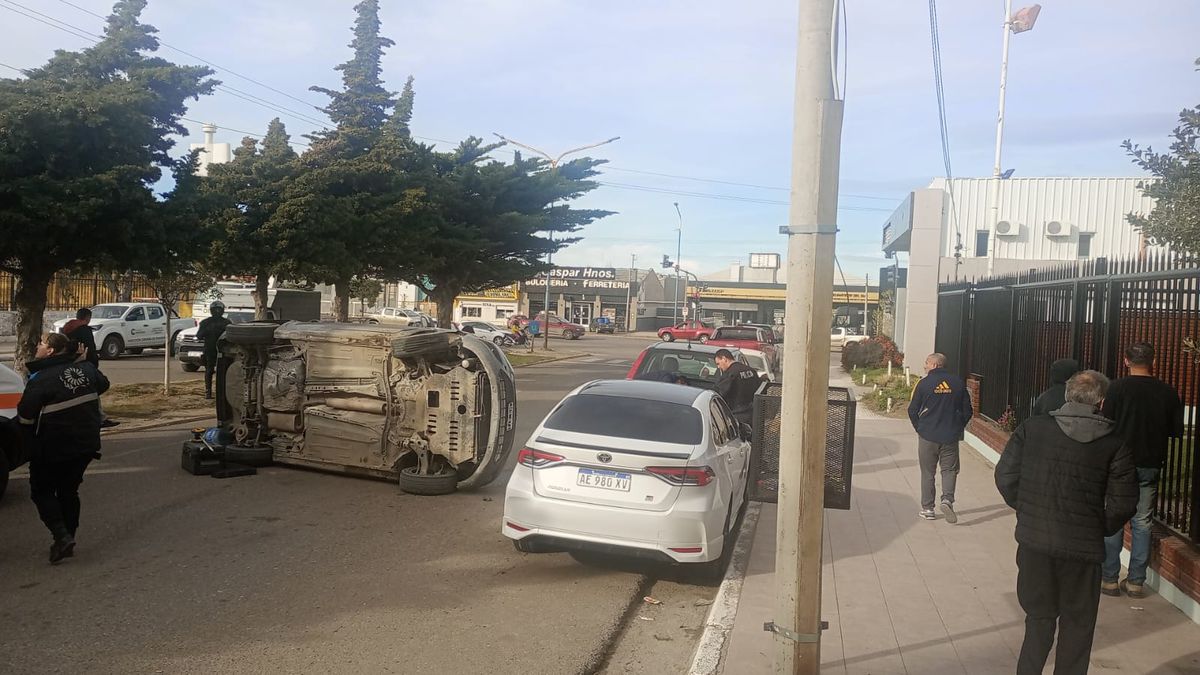 Se descompensó chocó dos autos y volcó