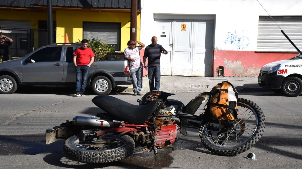 Un motociclista sufrió fracturas en una pierna