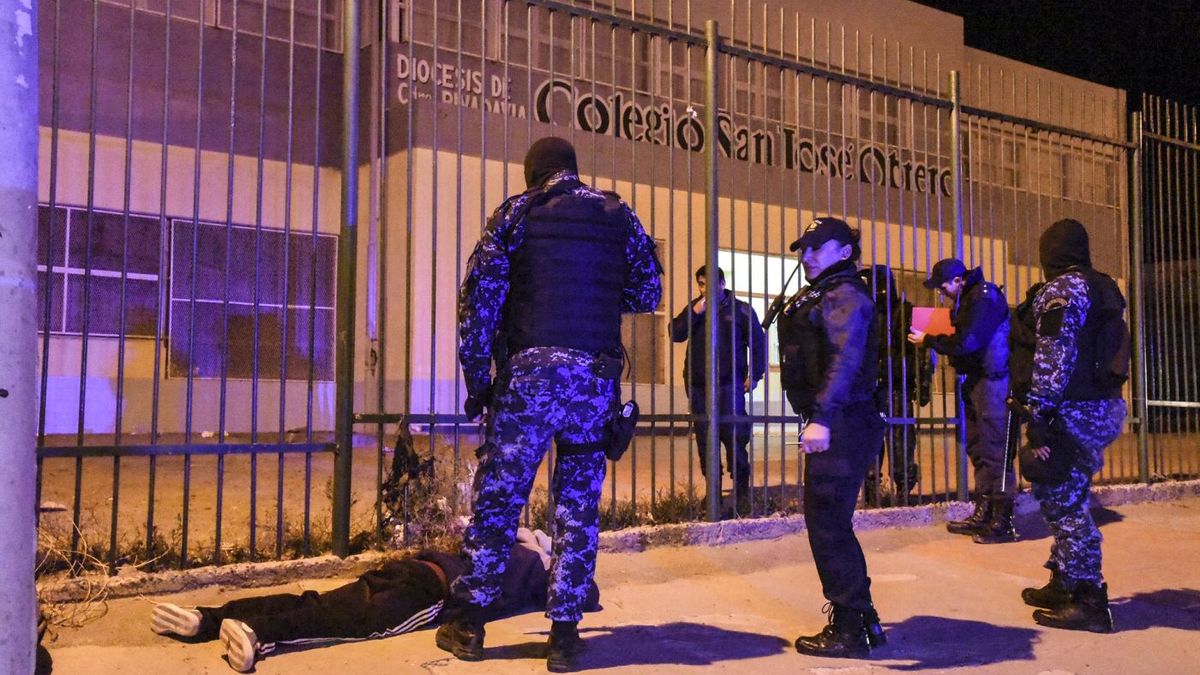 Demoraron A Dos J Venes En La Puerta De Un Colegio Con Un Arma De Utiler A