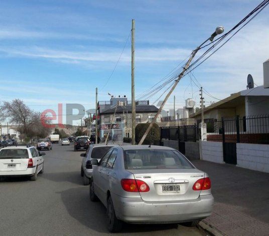 Un Cami N Derrib Dos Postes De Luz Y Dej Sin Servicio A Vecinos Del