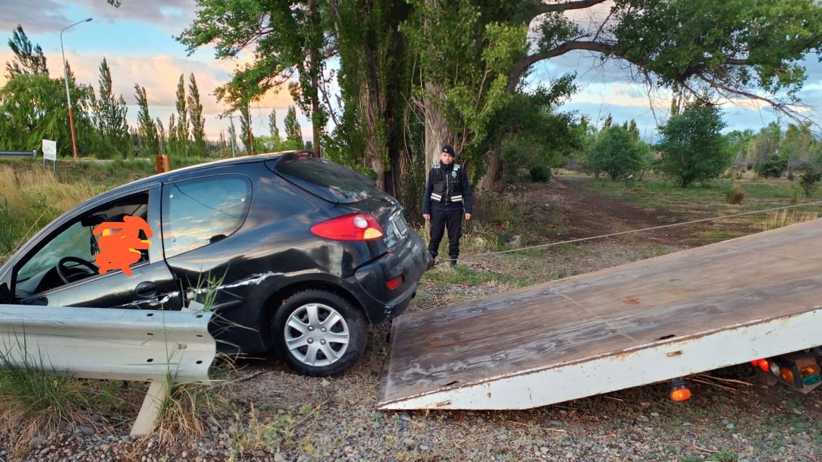 Manejaba borracho y cayó a un canal de riego