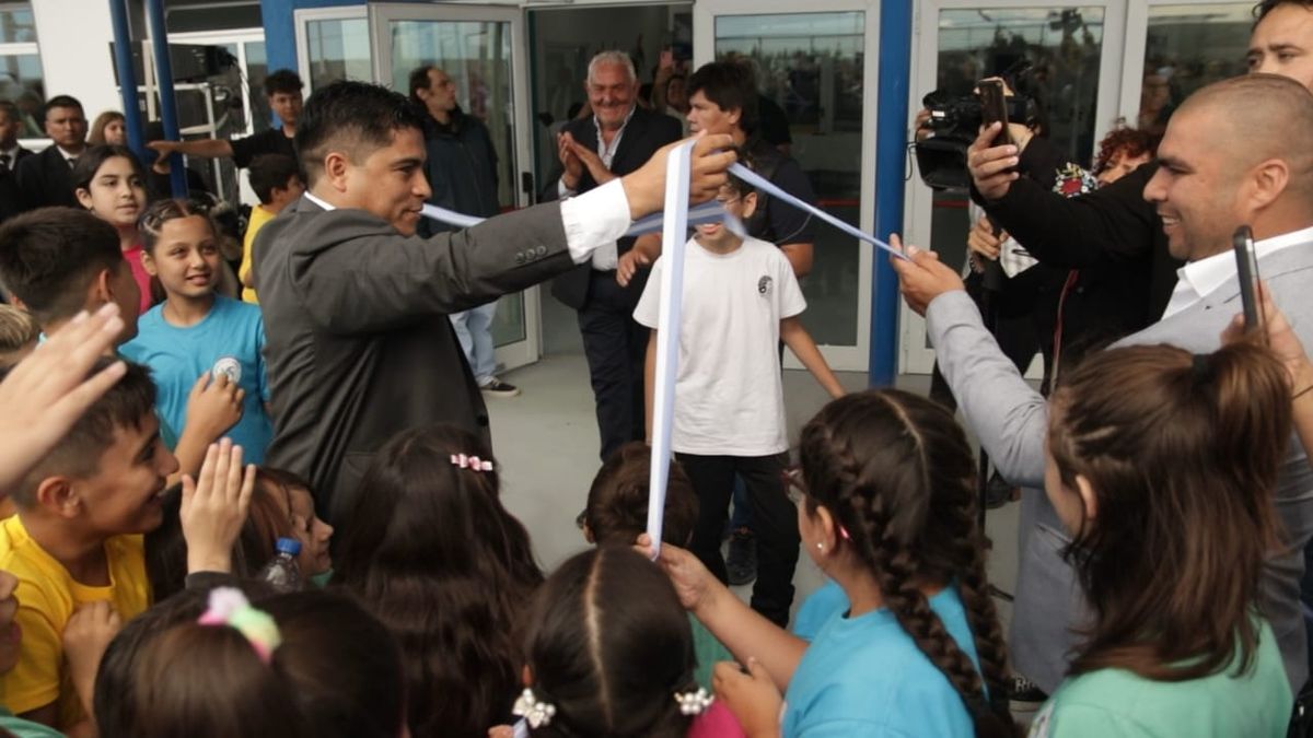 Vidal acompañó a petroleros en inauguración de la nueva escuela