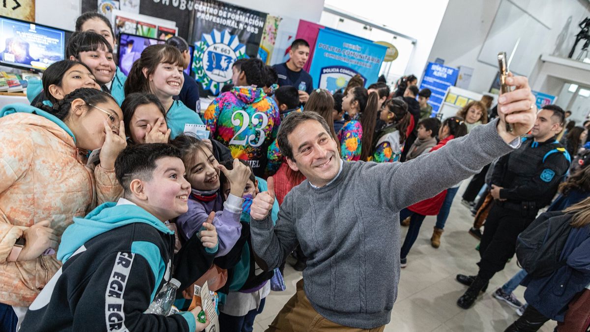 Luque recorrió la Feria del Libro junto a alumnos