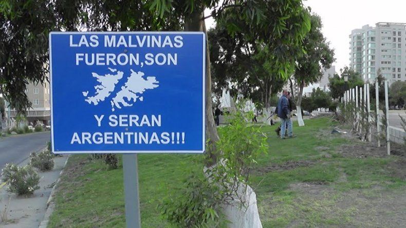 Se colocó el primer cartel con la leyenda “Las Malvinas fueron ...