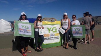 Promotoras entregaron este fin de semana bolsas biodegradables para los visitantes de la playa de Rada Tilly. Promotoras entregaron este fin de semana bolsas biodegradables para los visitantes de la playa de Rada Tilly.