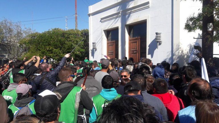 Un policía falleció de un infarto durante el enfrentamiento con estatales