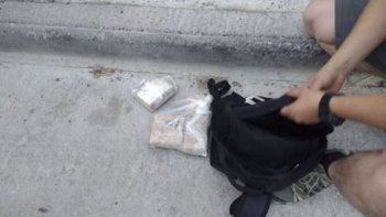 La mochila que le fue secuestrada al motociclista durante el procedimiento policial. La mochila que le fue secuestrada al motociclista durante el procedimiento policial.