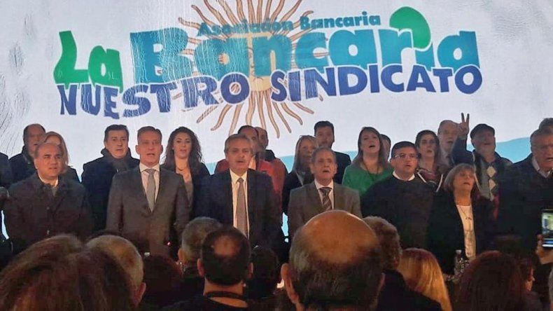 Arcioni junto a Alberto Fernndez en el Congreso de La Bancaria