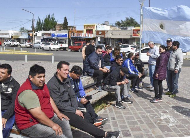 Caleta Olivia sigue sin colectivos y choferes protestaron en el Gorosito - El Patagónico