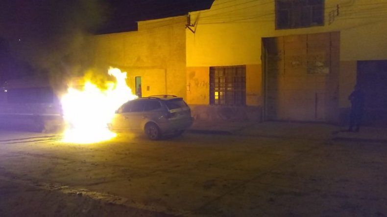 Incendiaron Una Bmw En El Rincon Del Diablo Quemacoches Incendio Bomberos Brigada De Investigaciones