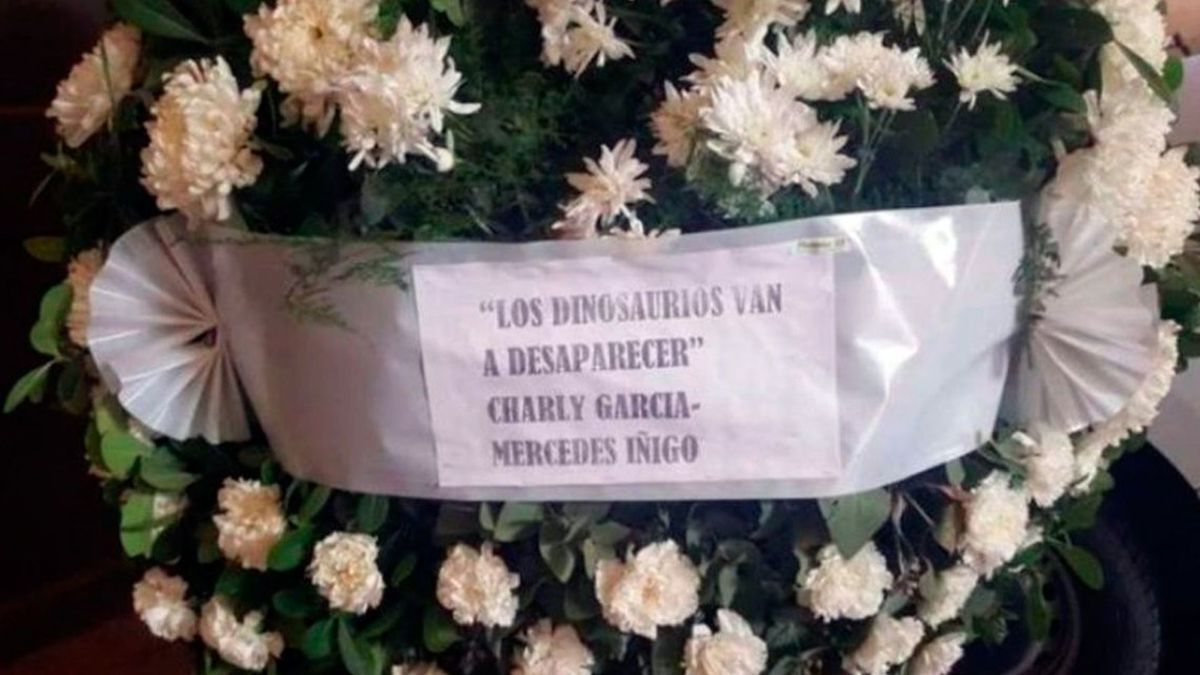 Charly García envió una corona de flores al velorio de Santiago Maldonado