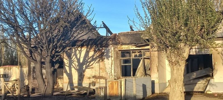 Un incendio arrasó el edificio del Correo en Río Senguer Un incendio arrasó el edificio del Correo en Río Senguer
