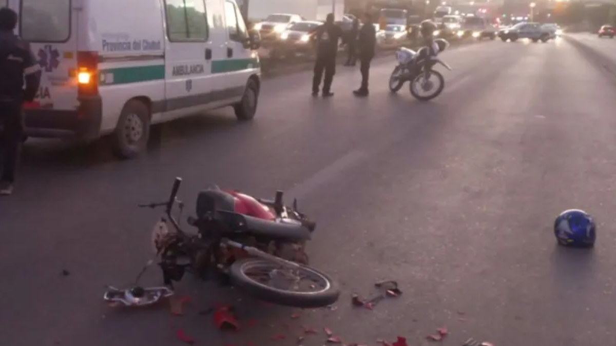 Motociclista hospitalizado tras un choque con una camioneta
