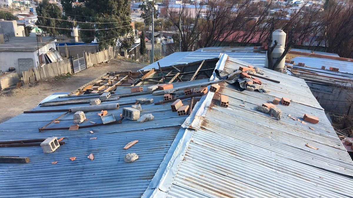 El viento generó apagones, voladuras de techos y caídas de árboles y postes