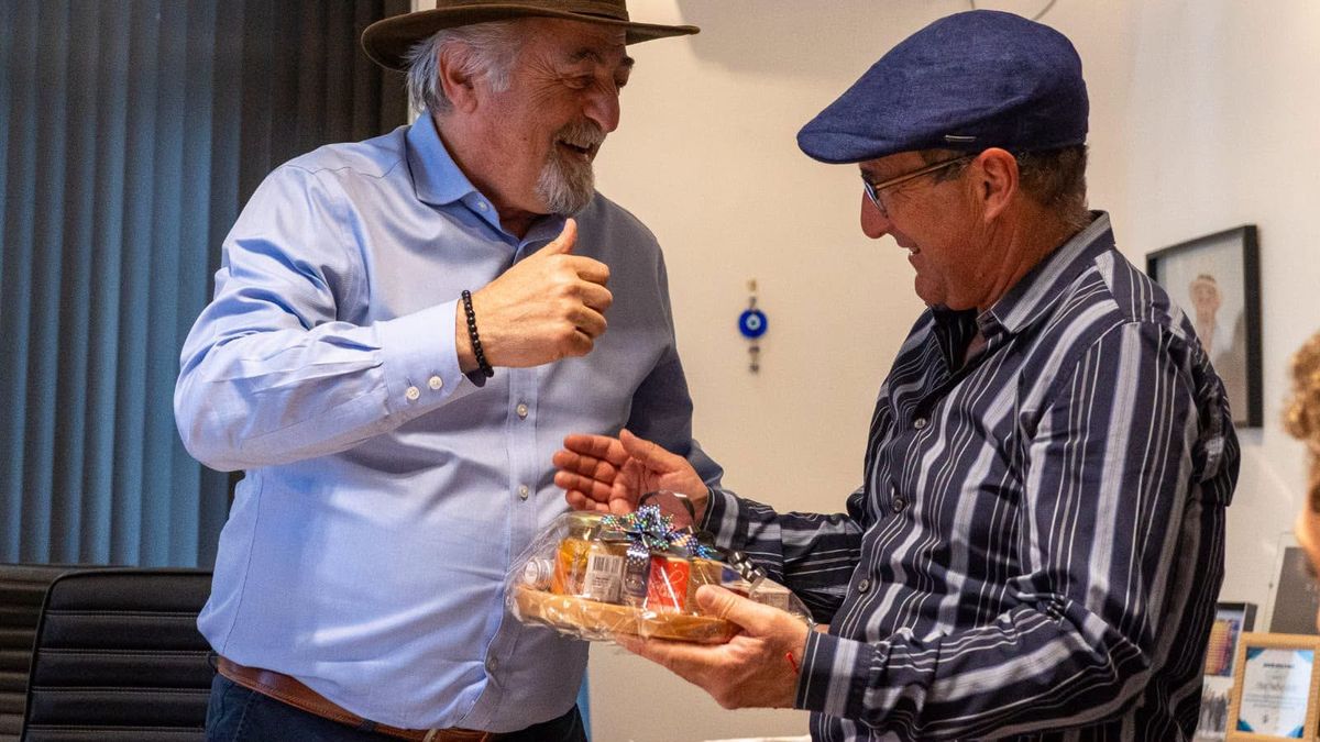 Othar Macharashvili recibió al histórico técnico de hockey Sergio “Cachito” Vigil