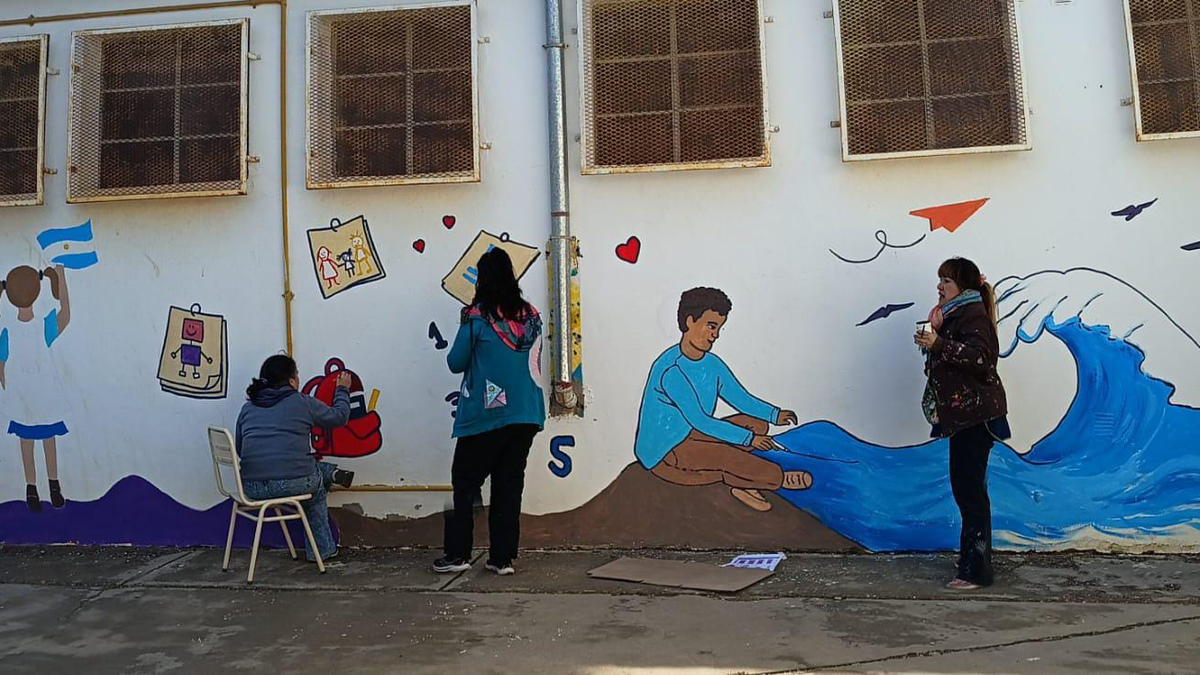 Nuevo mural en la Escuela 111 celebra el Mar Argentino