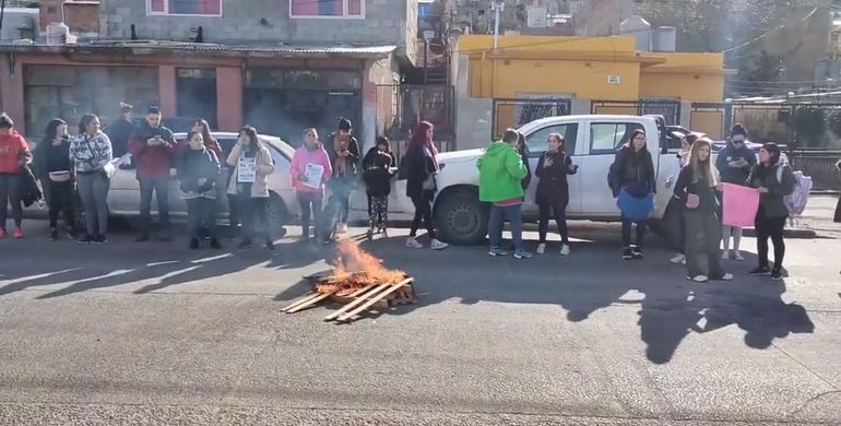 Padres de la escuela 426 cortan calle Huergo por falta de seguridad