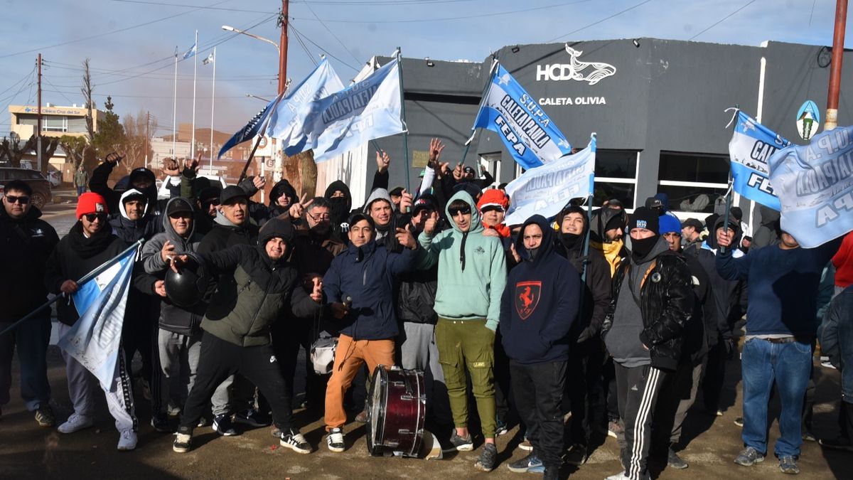 Protestas de trabajadores pesqueros en Caleta Olivia por cuotificación de merluza