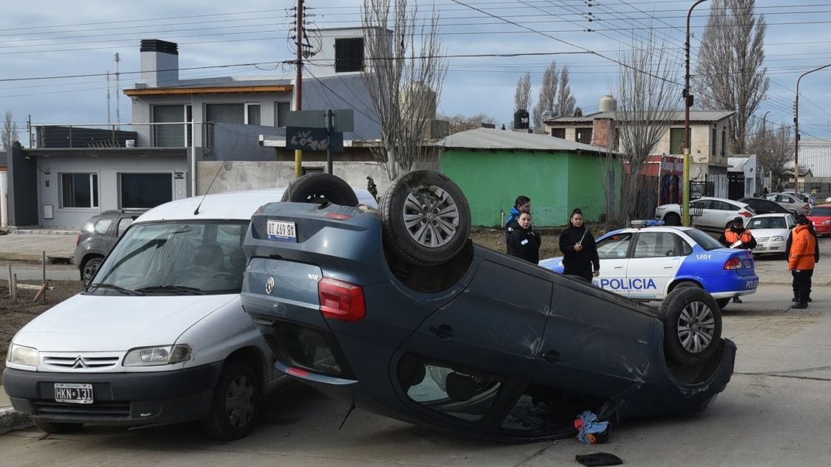 Pareja Lesionada Por Choque Y Vuelco En El Barrio 26 De Junio