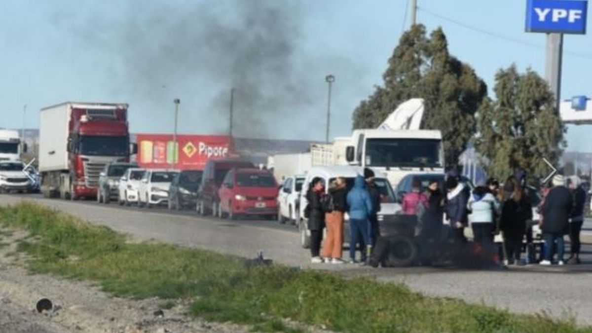 Docentes cortan la Ruta 3 al norte de Trelew