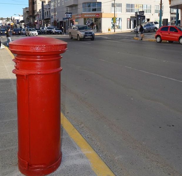 Emplazaron un buz n hist rico en la vereda del Correo Argentino