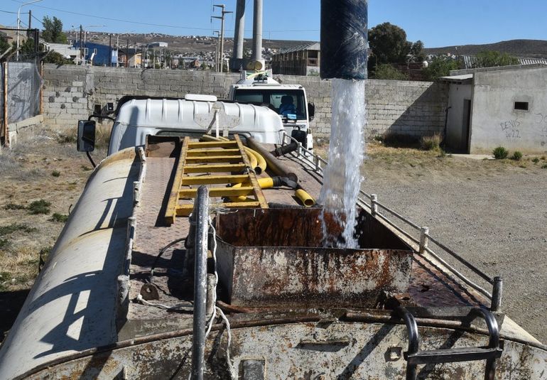 Indignados por escasez de agua  bloquean cargaderos de camiones