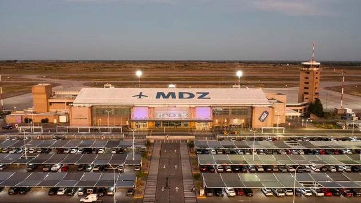 Un hombre se descompensó en pleno vuelo y llegó muerto al aeropuerto de Mendoza