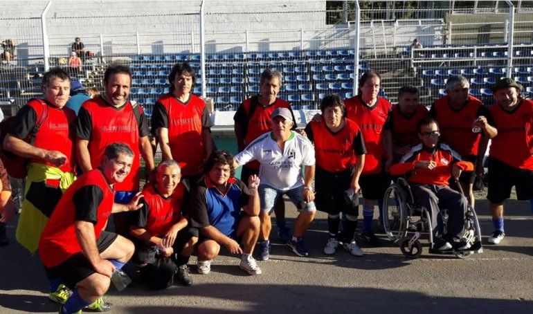 Glorias Del Deporte Comodorense Donaron Alimentos A Un Merendero