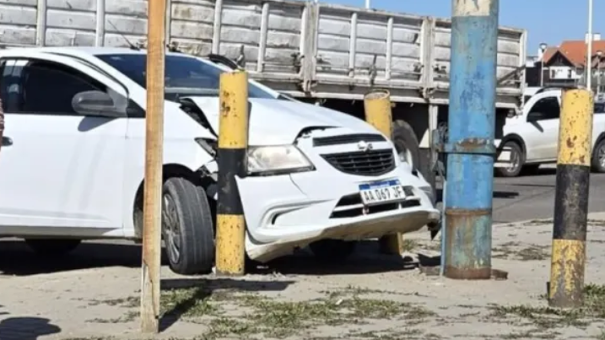 Choque en Comodoro: auto impactó contra un parante y fue chocado por un camión