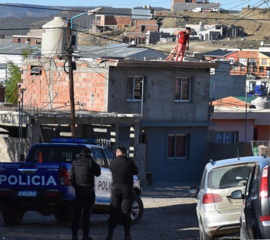 Evitaron que un joven se arrojara del techo de una casa de dos plantas