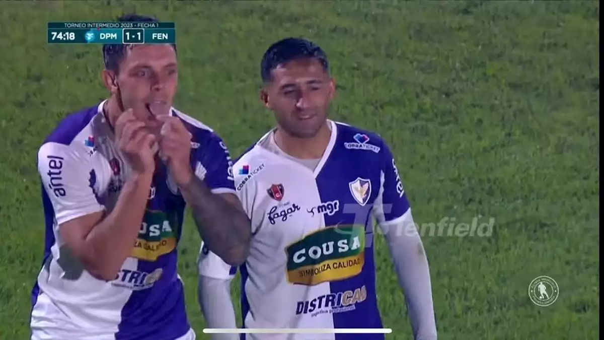 Festejó un gol armando un cigarrillo y generó polémica