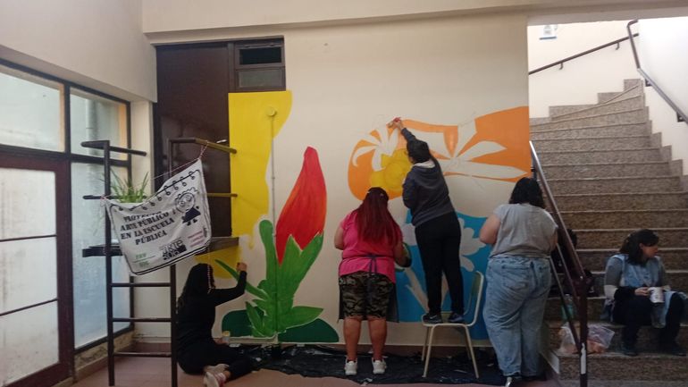El arte florece en la universidad: nuevo mural colectivo inspirado en la flora patagónica El arte florece en la universidad: nuevo mural colectivo inspirado en la flora patagónica