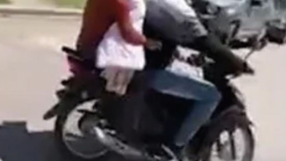 Pareja iba en moto y se cayó su bebé: lo abandonaron con graves heridas