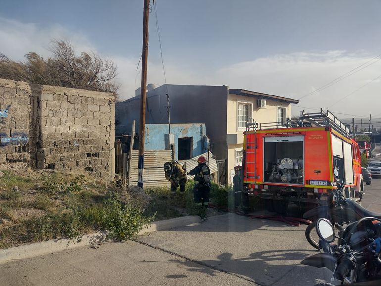 Sofocan incendio en una casa del barrio Ceferino