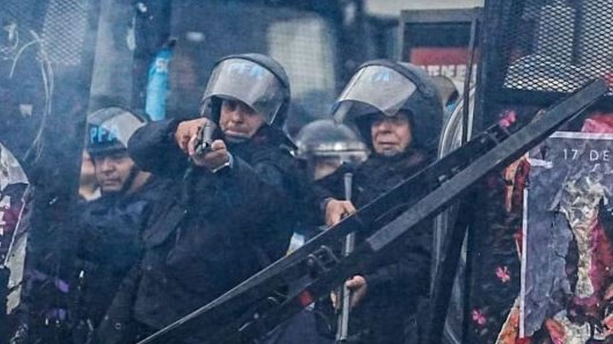 “Se asomó y empezó a disparar”: el relato del fotógrafo atacado en la marcha universitaria