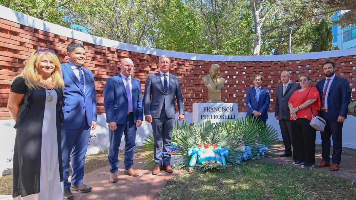 Arcioni encabezó la colocación de las ofrendas florales en el busto de
