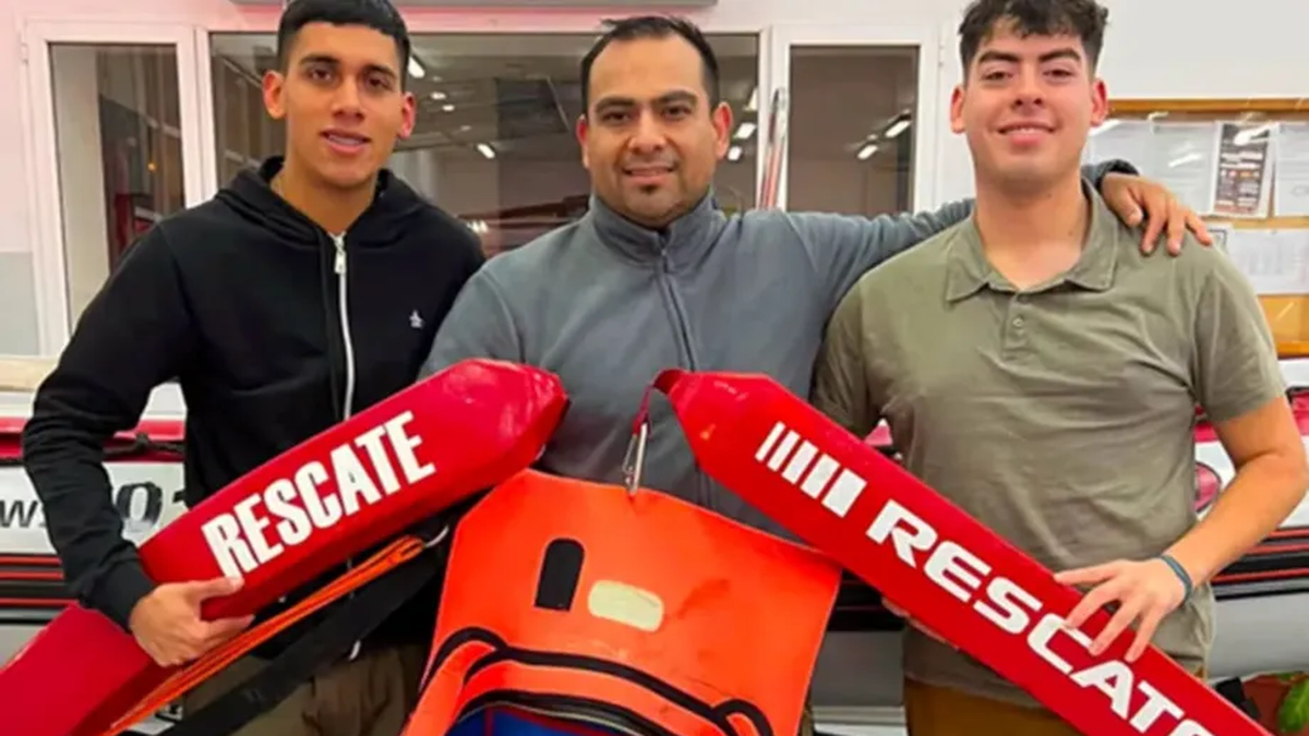 Cómo fue el rescate de los tres jóvenes que cayeron al río en medio del festejo