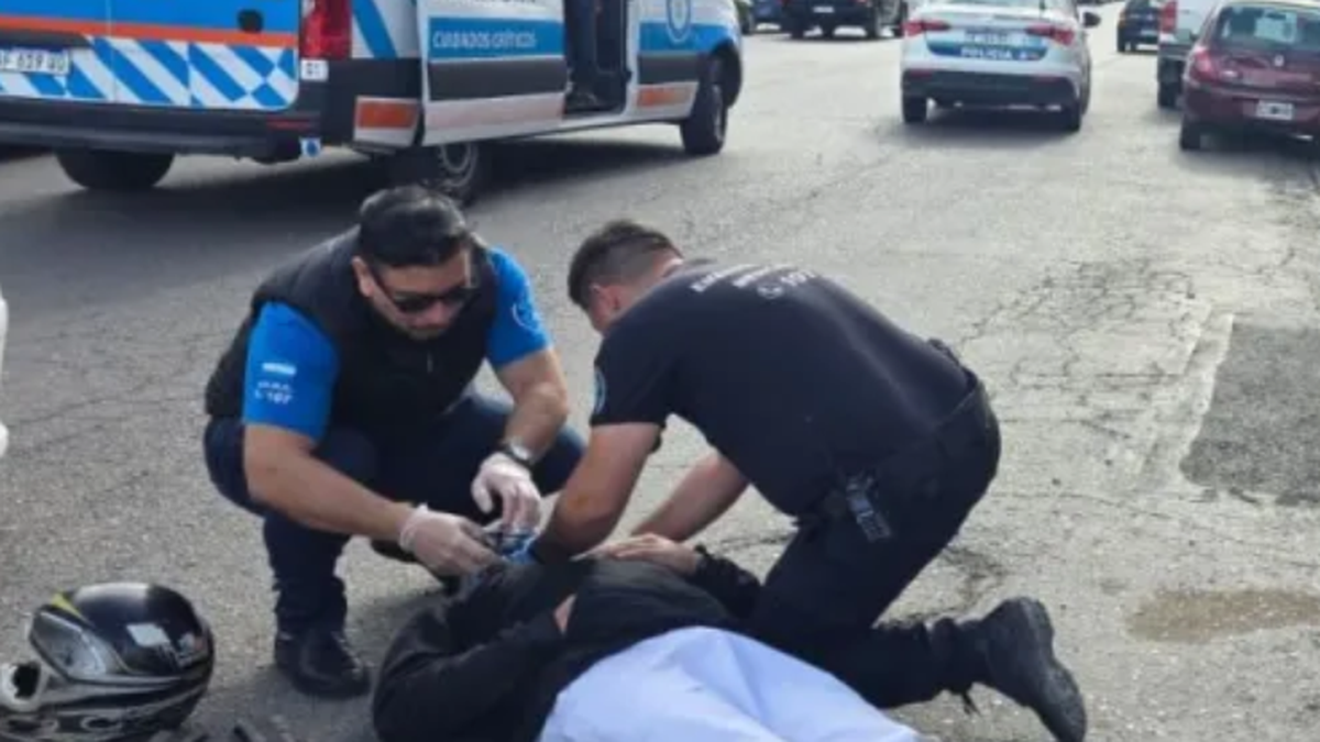 Joven hospitalizado tras choque entre una moto y un auto