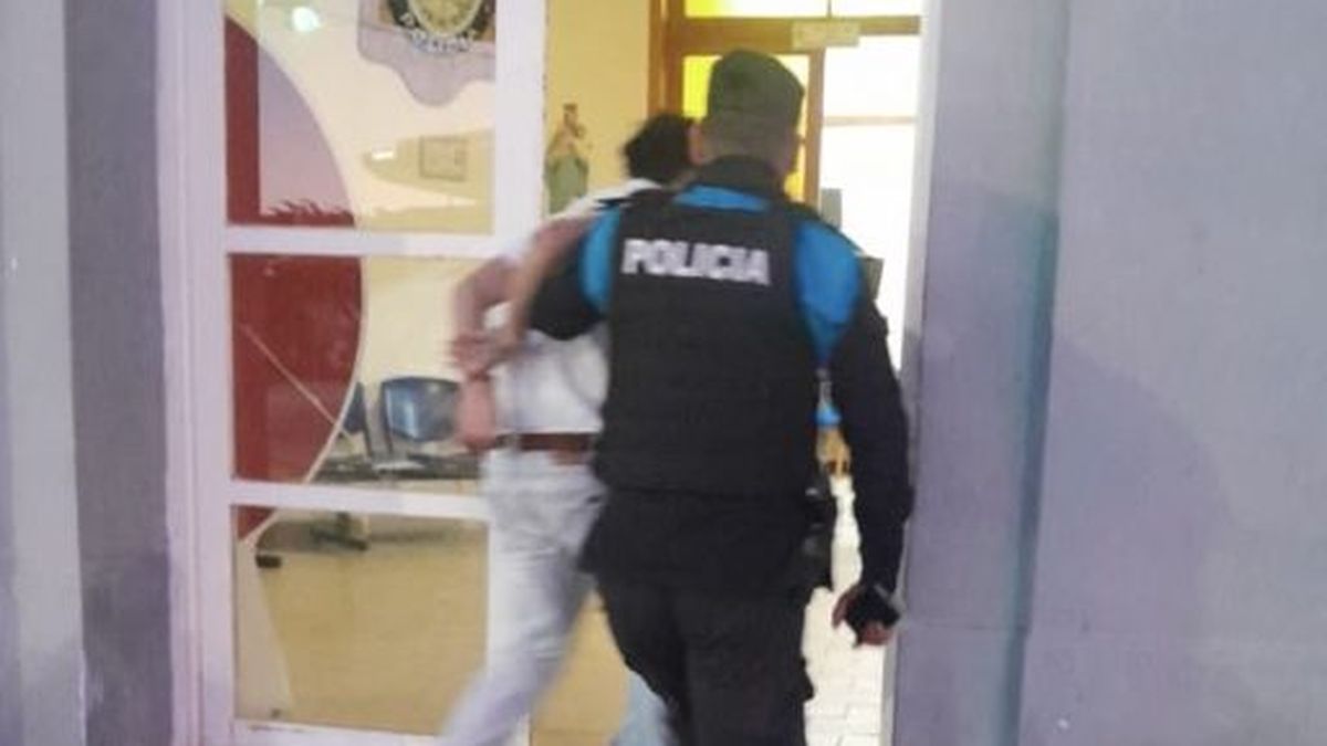Discutió con su pareja e insultó a los policías