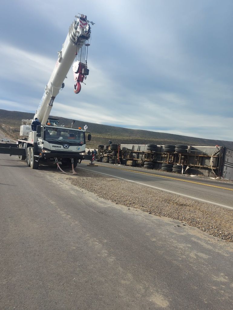 Retiran camión que volcó por el viento en la Ruta 3