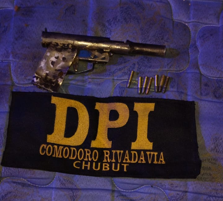 Golpeó su puerta y cuando le abrió, le disparó